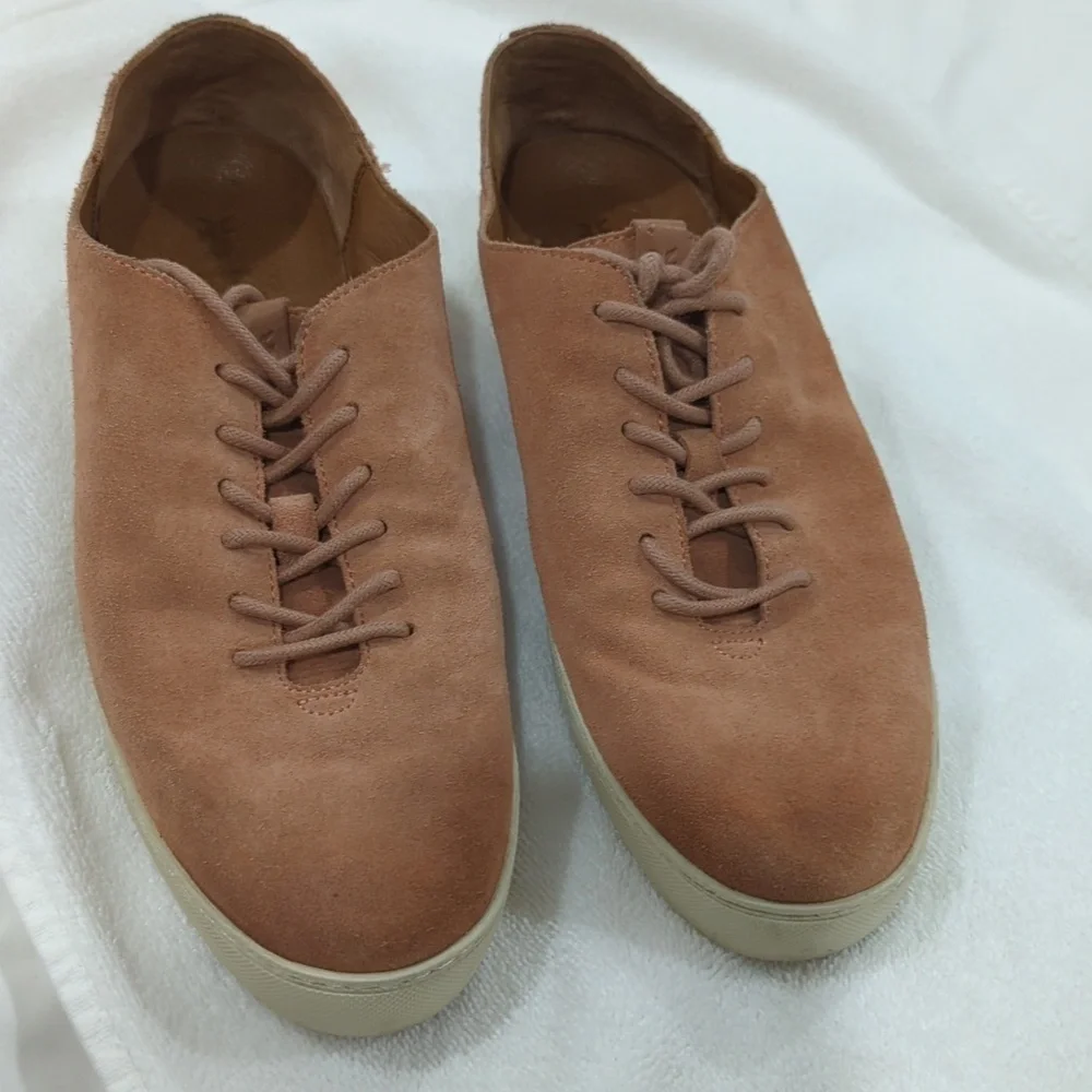 EUC Frye & Co peach Suede Low-Top Sneakers sz. 9M